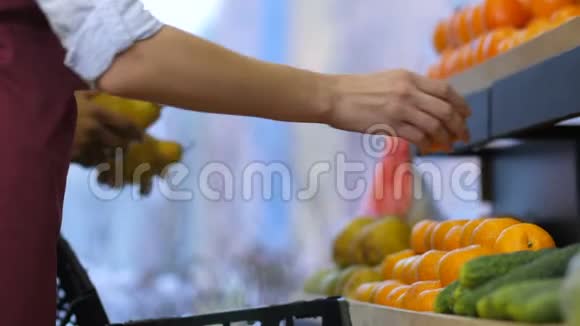 店员安排水果储藏架视频的预览图