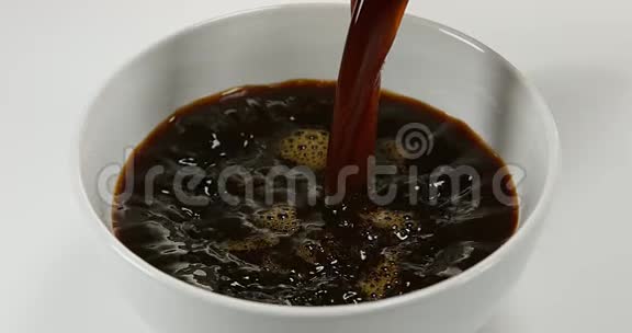咖啡倒进咖啡碗里视频的预览图