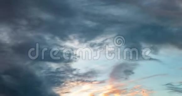 暴风雨前多风天气下傍晚蓬松卷曲翻滚的阿尔托斯特拉图斯云视频的预览图