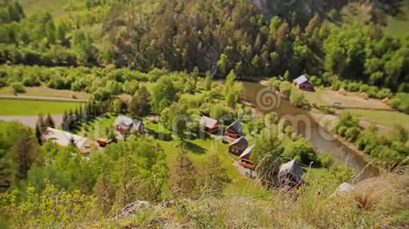 美丽的高山景观在山脚下你可以看到村庄视频的预览图