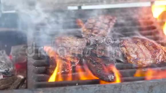 肉牛排烤在烤架上以传统方式煮熟的多汁令人垂涎的肉肉被火和烟炸了这就是视频的预览图