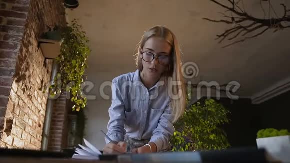 漂亮的年轻商务女性戴着眼镜晚上在现代办公室工作浓缩美丽视频的预览图
