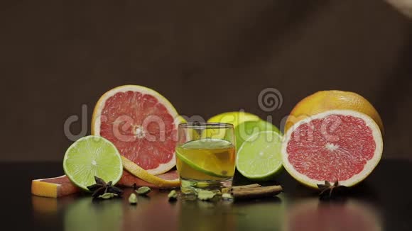 女人用酒精鸡尾酒将柠檬中的果汁挤入杯子视频的预览图