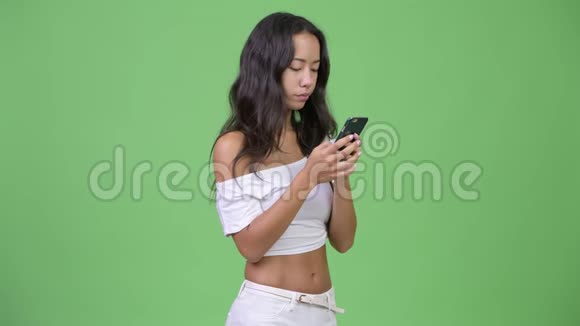 年轻悲伤的多民族女人用电话和坏消息视频的预览图
