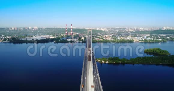 基辅市南桥的空中无人机乌克兰第聂伯河桥过河视频的预览图