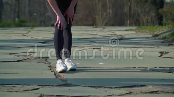 女人跑步时腿疼视频的预览图