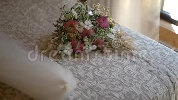 婚礼花束躺在床上视频的预览图