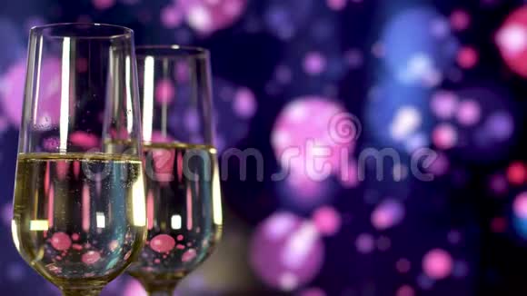两杯香槟蓝色闪烁的背景上有气泡视频的预览图