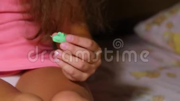 女婴的手放了一个箱子老鼠在枕头下面给牙仙坐在床上的女孩视频的预览图