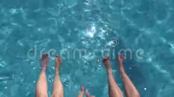 家庭脚的细节在游泳池母亲父亲和婴儿脚下的水中放松视频的预览图