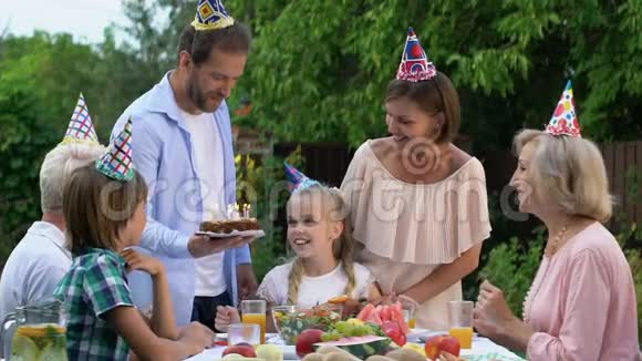家人祝贺小女孩生日庆祝快乐的情绪视频的预览图