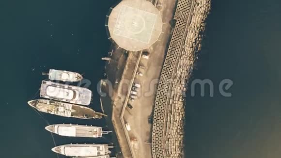 从高空俯视防波堤船只和直升机停机坪意大利那不勒斯视频的预览图