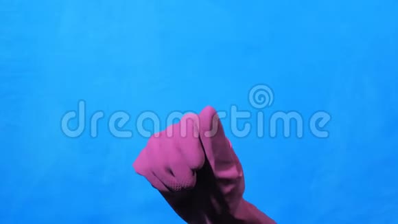 清洁手在紫色橡胶手套计数从0到5在蓝色背景视频的预览图