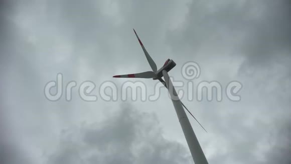风电场风力涡轮机在多云的天空中视频的预览图