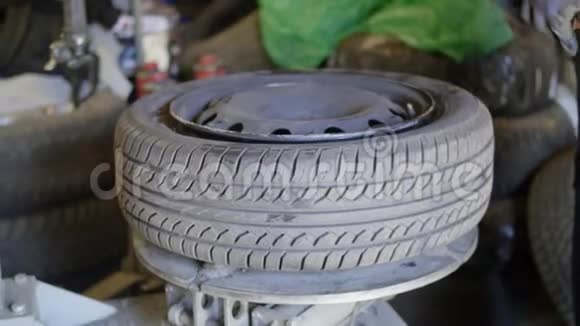 熟练的汽车技师在外面的汽车维修服务中给车轮上的轮胎打气视频的预览图