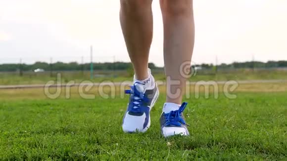 脚丫子穿着运动鞋正在草地上特写视频的预览图