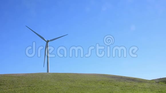 一个蓝天风车视频的预览图