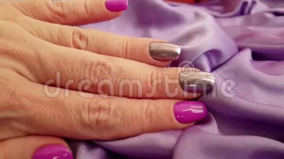 丝绸面料装饰女性手指甲慢动作时尚质感表面视频的预览图