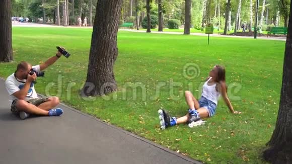 男摄影师在溜冰鞋里拍女人的照片视频的预览图