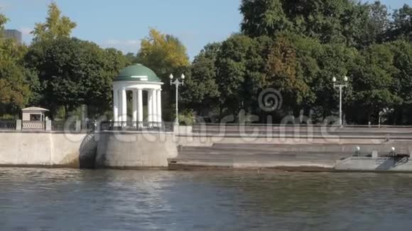 Moskva河堤上的白色圆形圆形和绿色树木视频的预览图