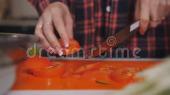 在厨房的塑料板上切番茄营养和有机食品视频的预览图
