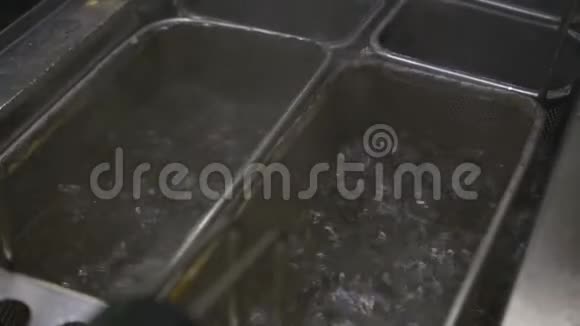 快餐店厨房里的开水泡视频的预览图