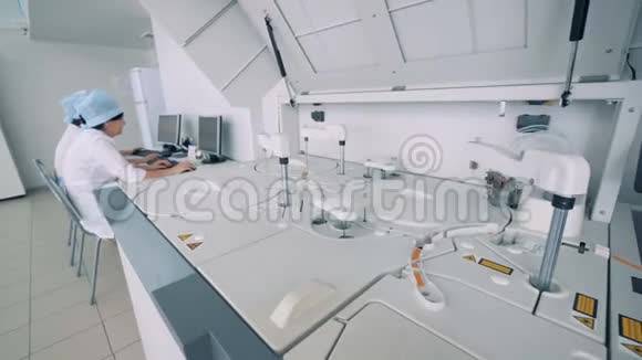 生化分析仪在与几个实验室专家在一个制药实验室工作视频的预览图