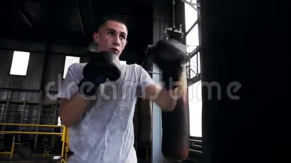 拳击馆青年拳击手的训练过程视频的预览图