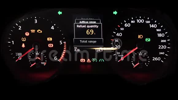 黑色背景4k现代轻型车里程视频的预览图