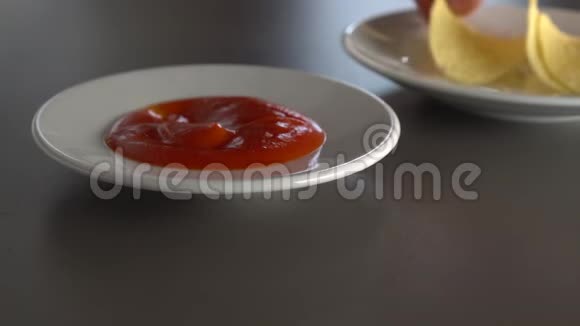 一个人吃黄色的番茄酱每个人都多汁视频的预览图