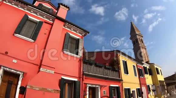 4K威尼斯布拉诺岛五颜六色的房子圣马蒂诺的斜塔视频的预览图