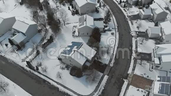 空中俯瞰着被雪覆盖的住宅和村庄房屋视频的预览图