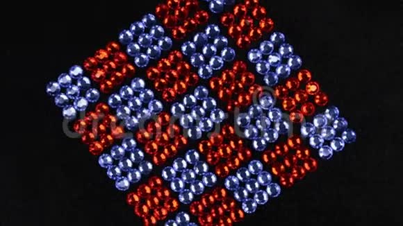 由莱茵石制成的红色和蓝色方块旋转视频的预览图