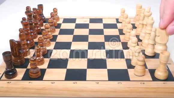 在国际象棋中迅速获胜男女游戏视频的预览图