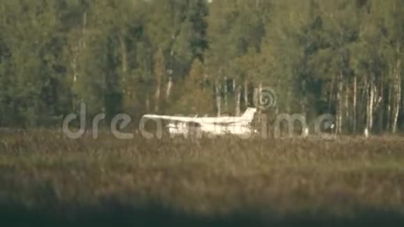 小螺旋桨飞机起飞超越草地和热霾视频的预览图