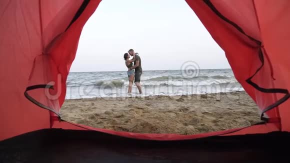 漂亮的慢镜头年轻夫妇尴尬站在海前浪漫感情来自视频的预览图