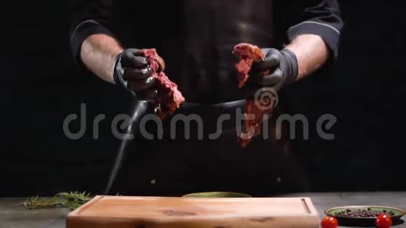 双手戴黑色橡胶手套将两块肉扔在切割板上紧贴慢动作快关门视频的预览图