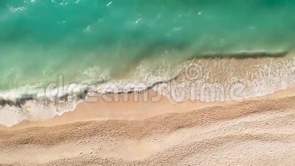 美丽的海滩在凯法洛尼亚爱奥尼亚群岛希腊空中观景视频的预览图