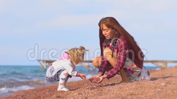 母亲和女儿在海边视频的预览图