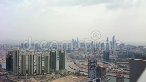 空中无人机拍摄阿布扎比城市天际线和著名摩天大楼视频的预览图