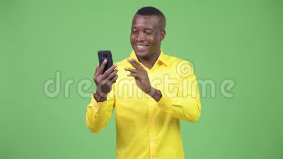 年轻快乐的非洲商人视频通话显示电话视频的预览图
