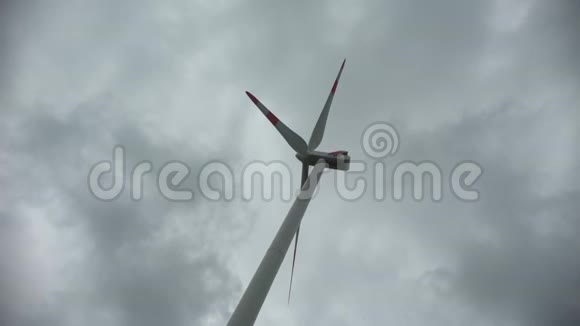 风力发电场中的风力涡轮机对抗多云的天空视频的预览图