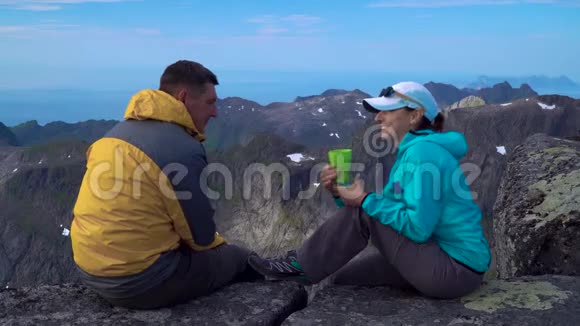 一男一女坐在岩石上视频的预览图
