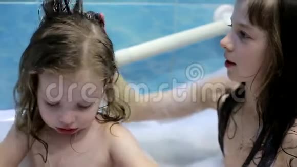 两个姐妹在浴室洗澡视频的预览图