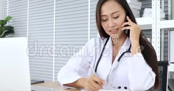 医生用笔记本检查病人的病情视频的预览图