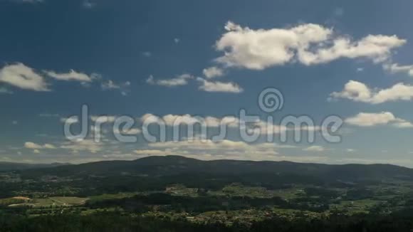 云彩飞过美丽的山谷风景时间流逝视频的预览图