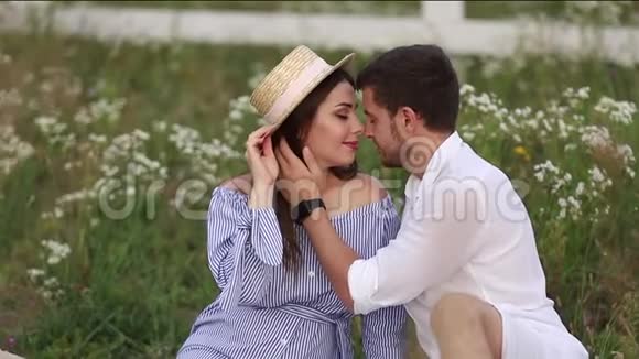 一对漂亮的夫妻孕妇和她的丈夫穿着蓝色和白色的衣服视频的预览图