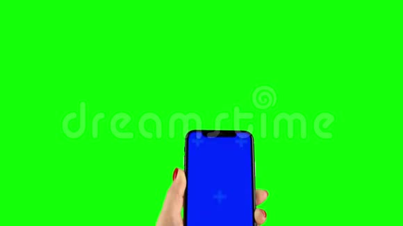手牵着手机蓝屏绿色屏幕视频的预览图