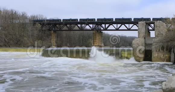 加拿大Brant的水坝和铁路桥视频的预览图