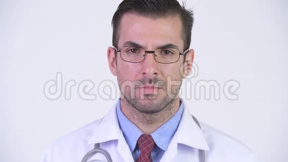 年轻的西班牙男子医生手指在嘴唇上视频的预览图